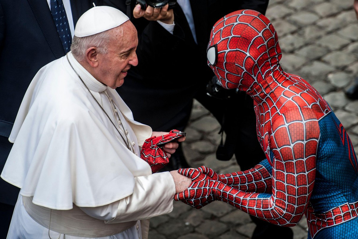 Nezvyčajné stretnutie. Pápež František sa vo Vatikáne stretol so Spider-Manom