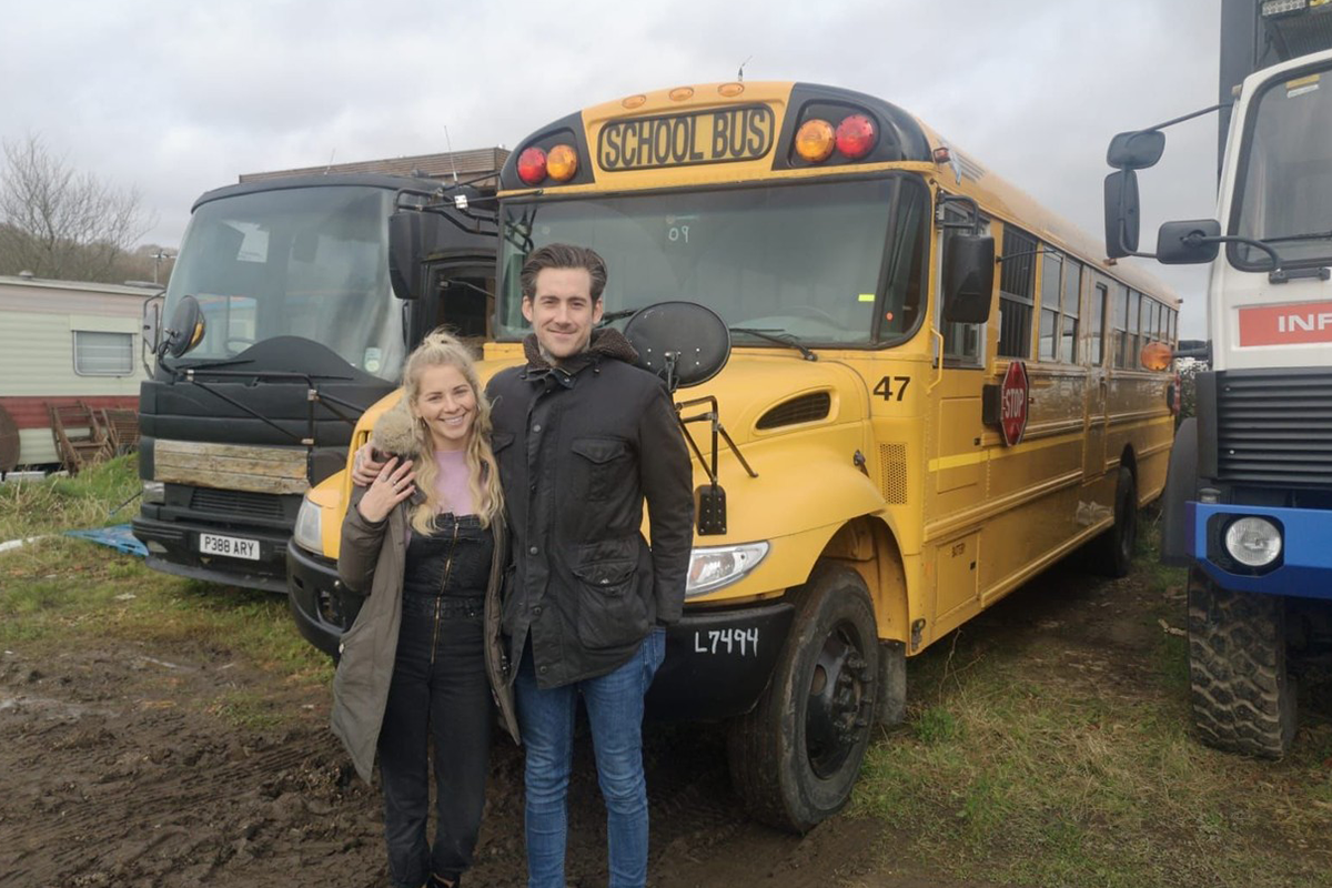 Anglický pár premenil starý školský autobus na luxusné obydlie. Nájdeš v ňom aj domáce kino