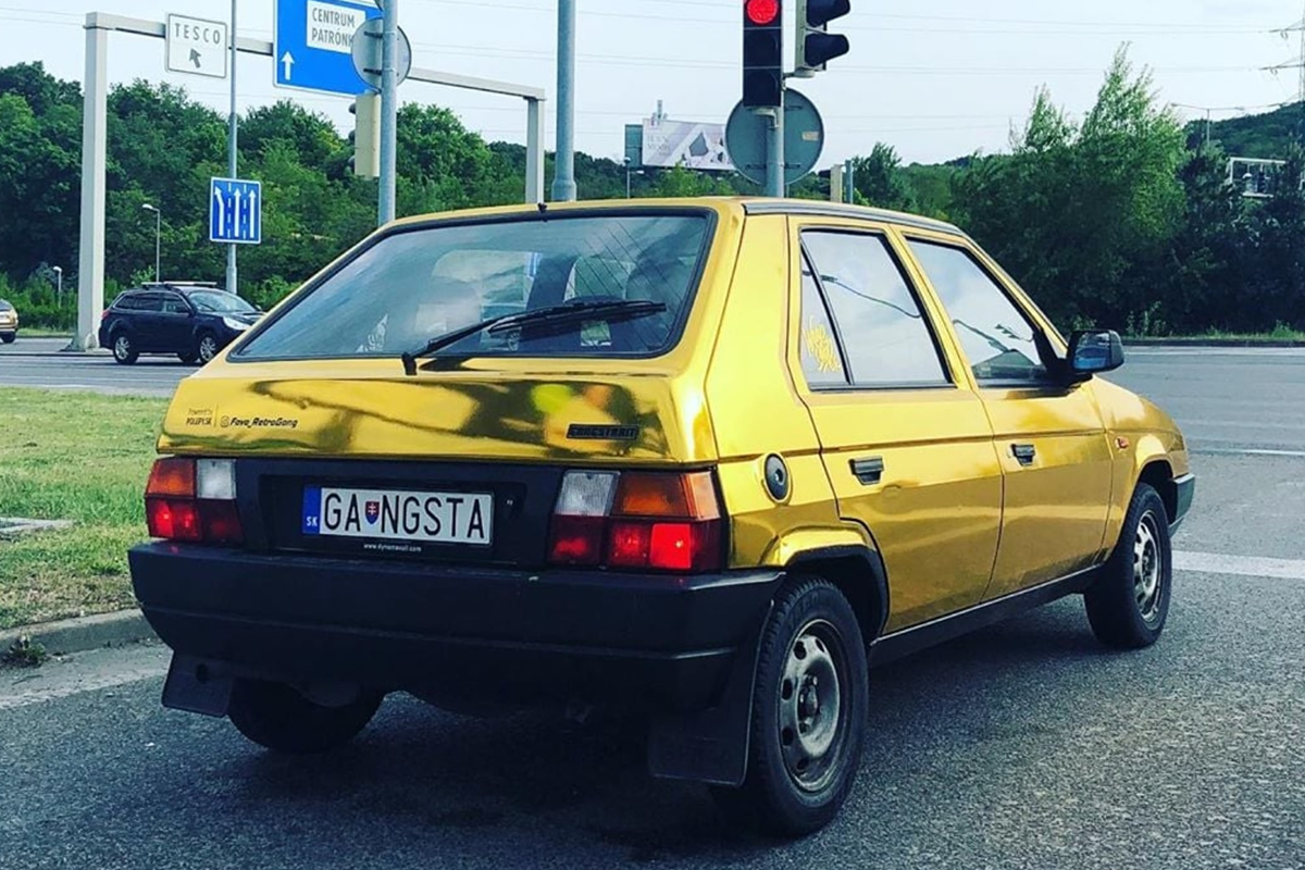 Najzábavnejšie poznávacie značky áut, aké chodia po slovenských cestách