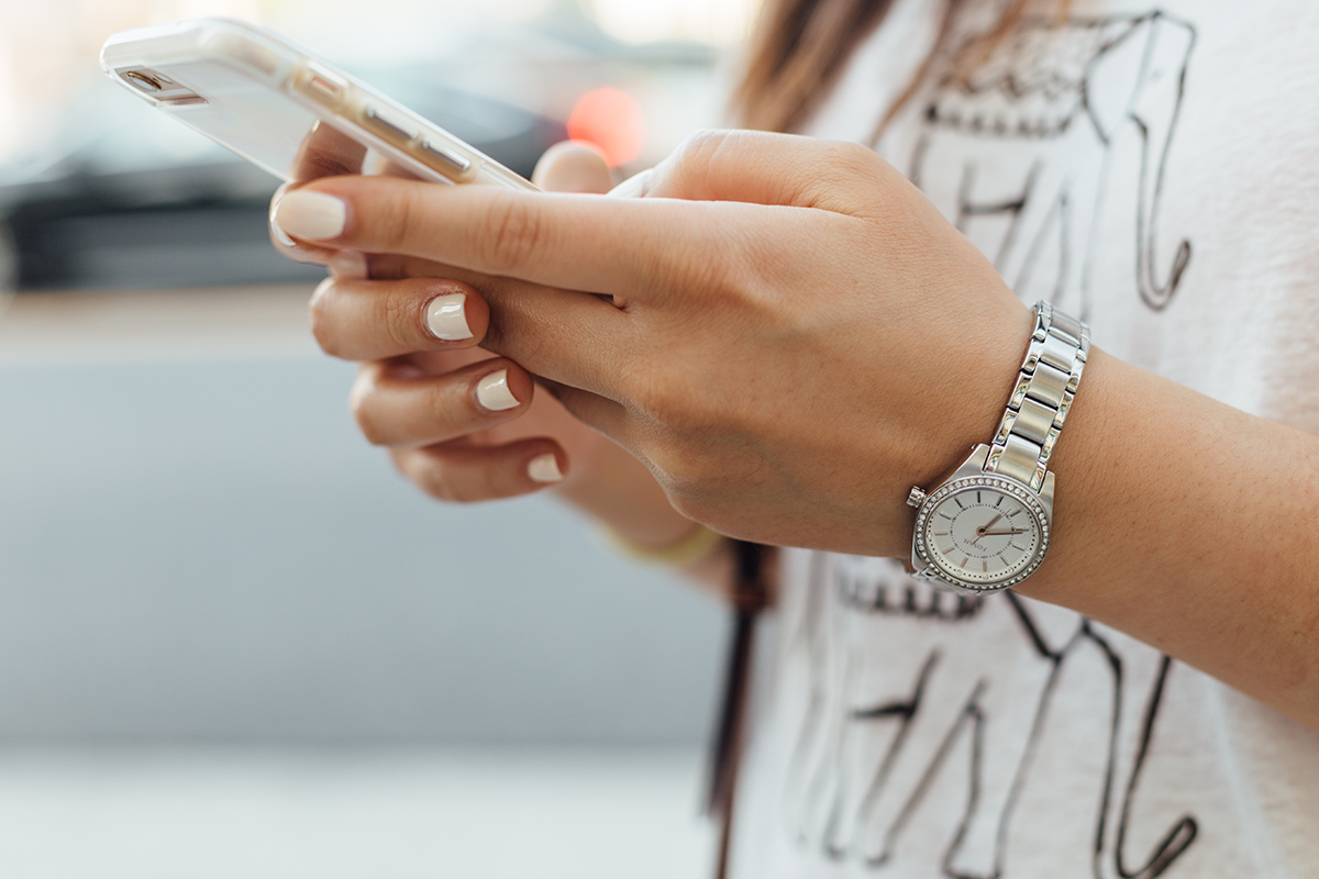 Vedci spájajú nadmerné používanie mobilov s častejším striedaním partnerov