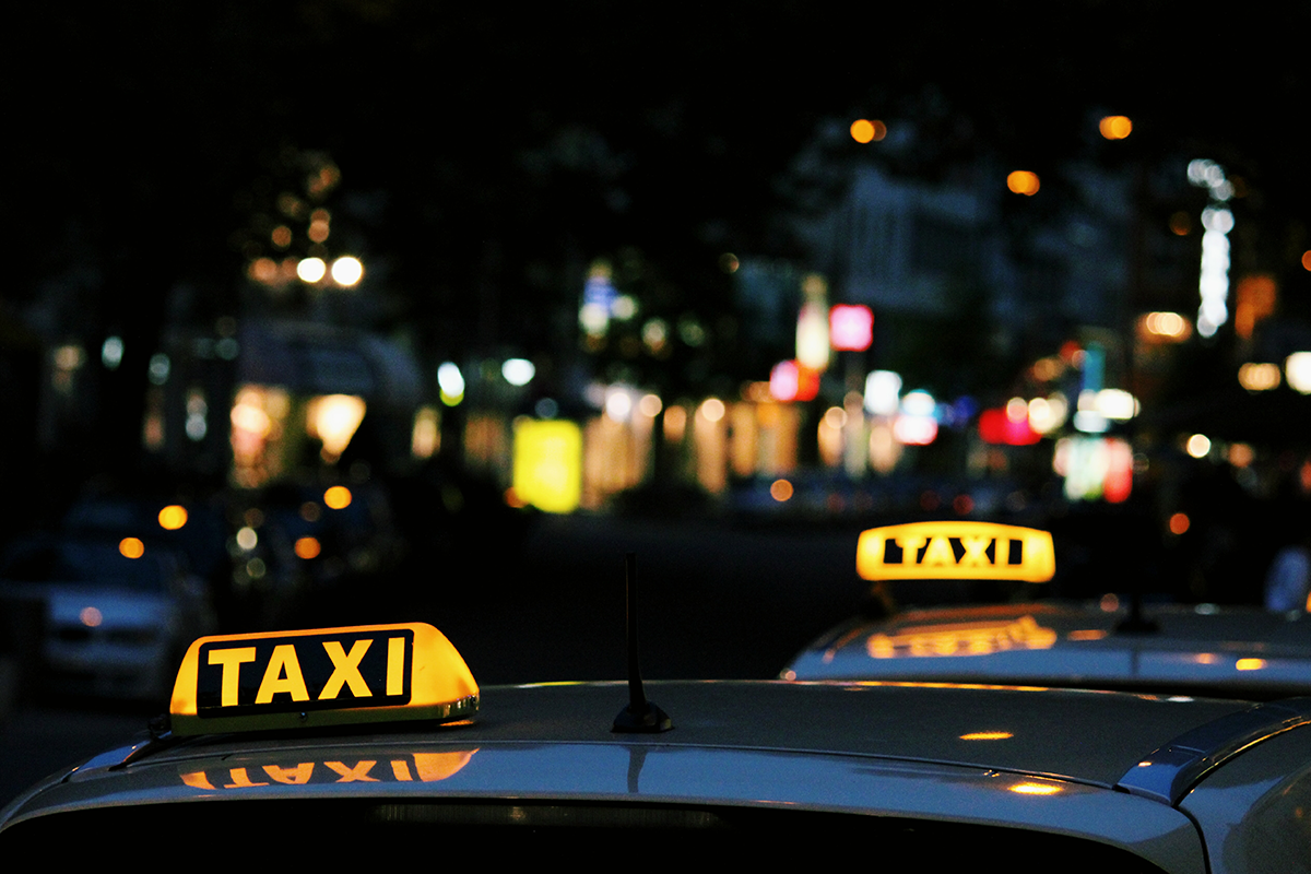 Taxikári sa podelili o bizarné príhody, ktoré zažili za volantom