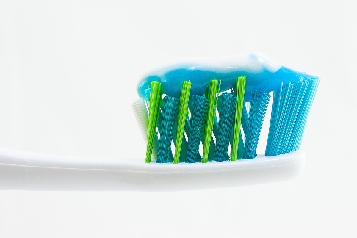 Internet si zgustol na mame, ktorá kúpila svojim deťom „predpastované“ zubné kefky