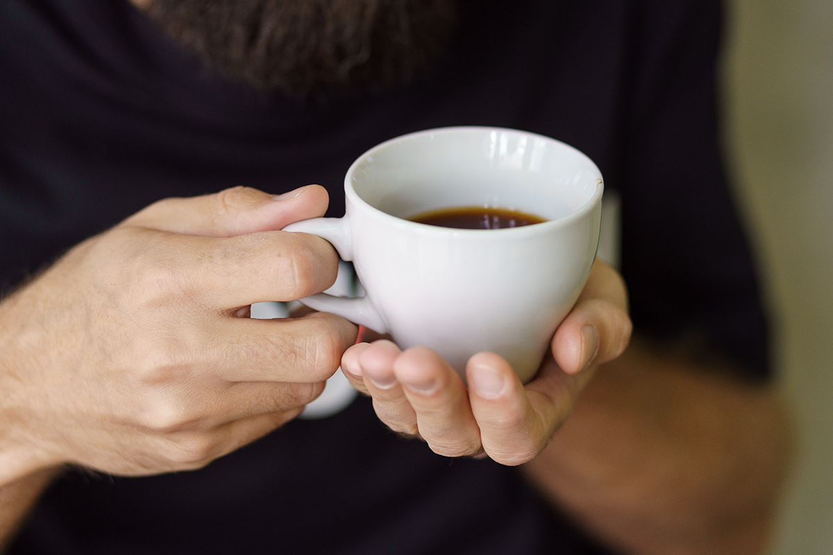 Príliš veľa kávy nám škodí. Podľa vedcov spomaľuje mozog a vedie k riziku zdravotných problémov