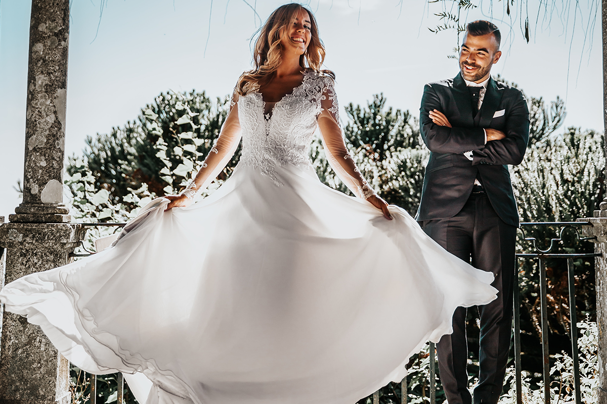 Svadobný fotograf zachytáva krásny deň mladomanželov v skutočnom svetle