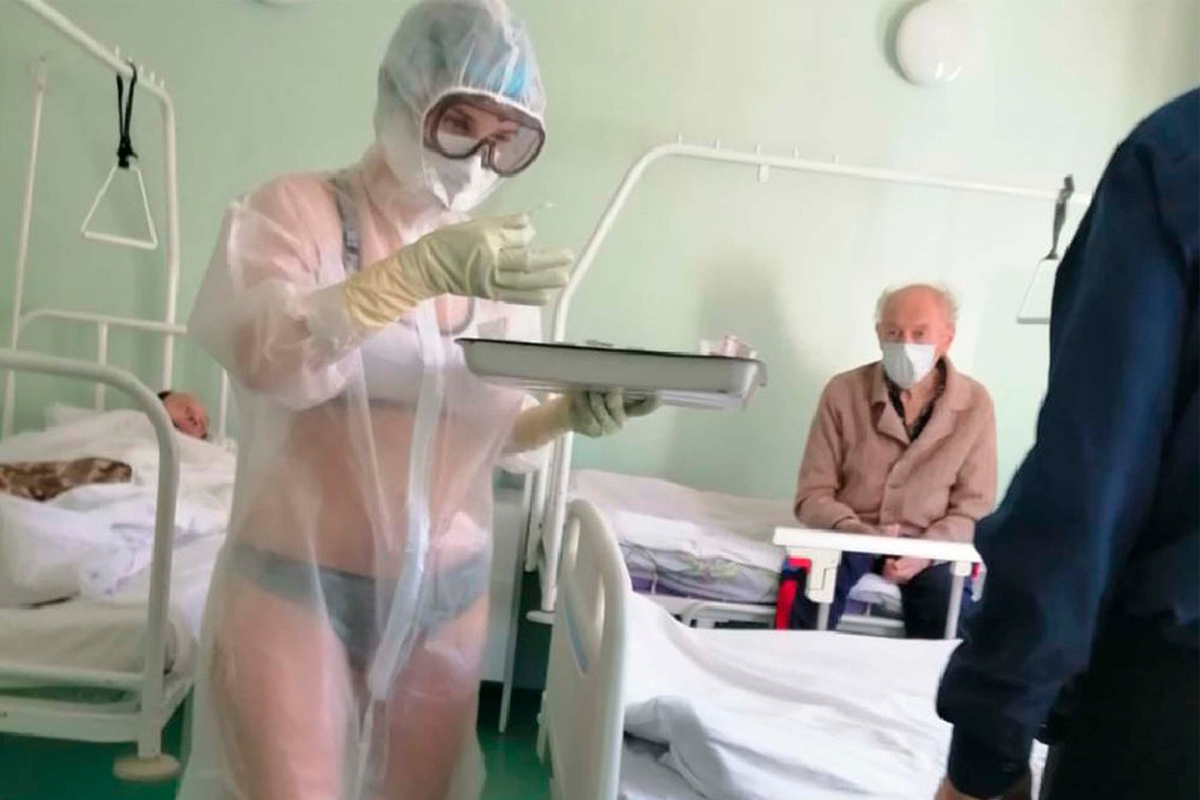 Internetom koluje fotografia zdravotnej sestry, ktorá mala pod ochranným oblekom iba spodnú bielizeň