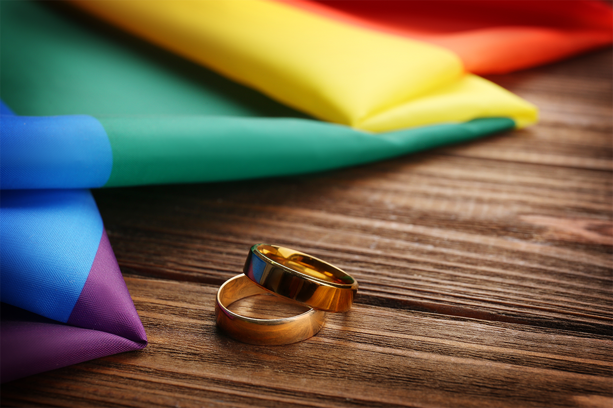 Homosexuálne manželstvá a partnerstvá musia uznávať všetky štáty EÚ, rozhodol Európsky parlament