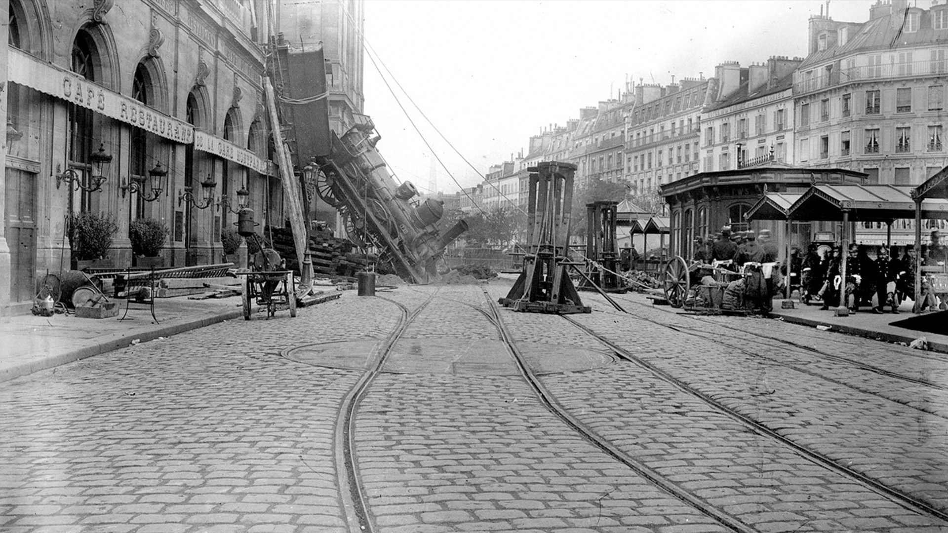Jedna z najznámejších dopravných nehôd. Od incidentu na nádraží Montparnasse uplynulo 126 rokov