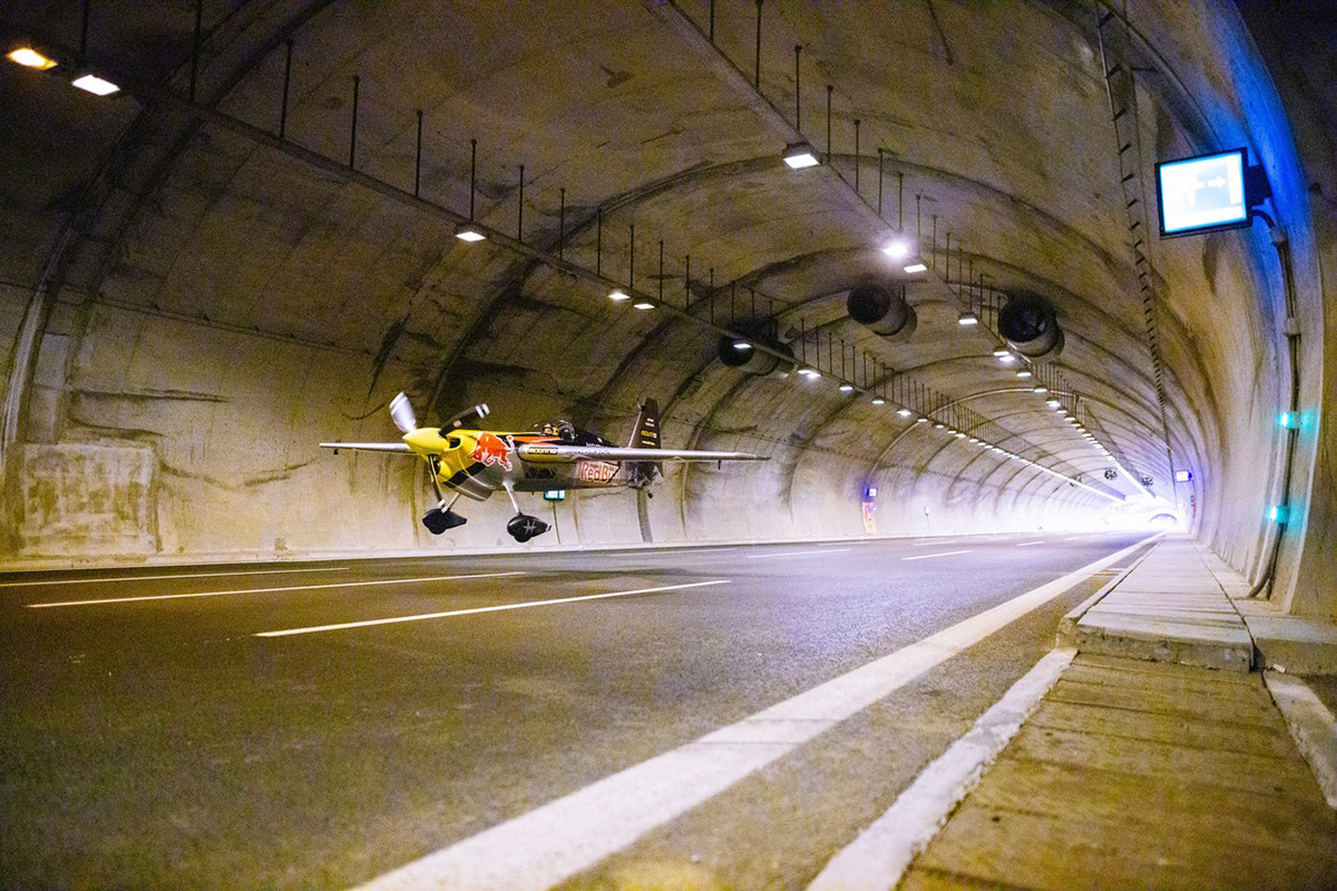 Kaskadérsky pilot predviedol kúsok ako z GTA. Preletel niekoľko sto metrov v tuneli