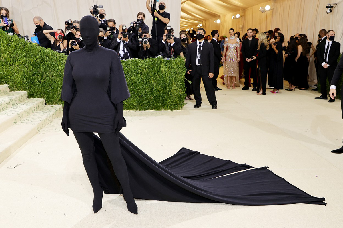 Kim Kardashian na Met Gala pripomínala strašidlo. Internet sa na jej róbe poriadne baví