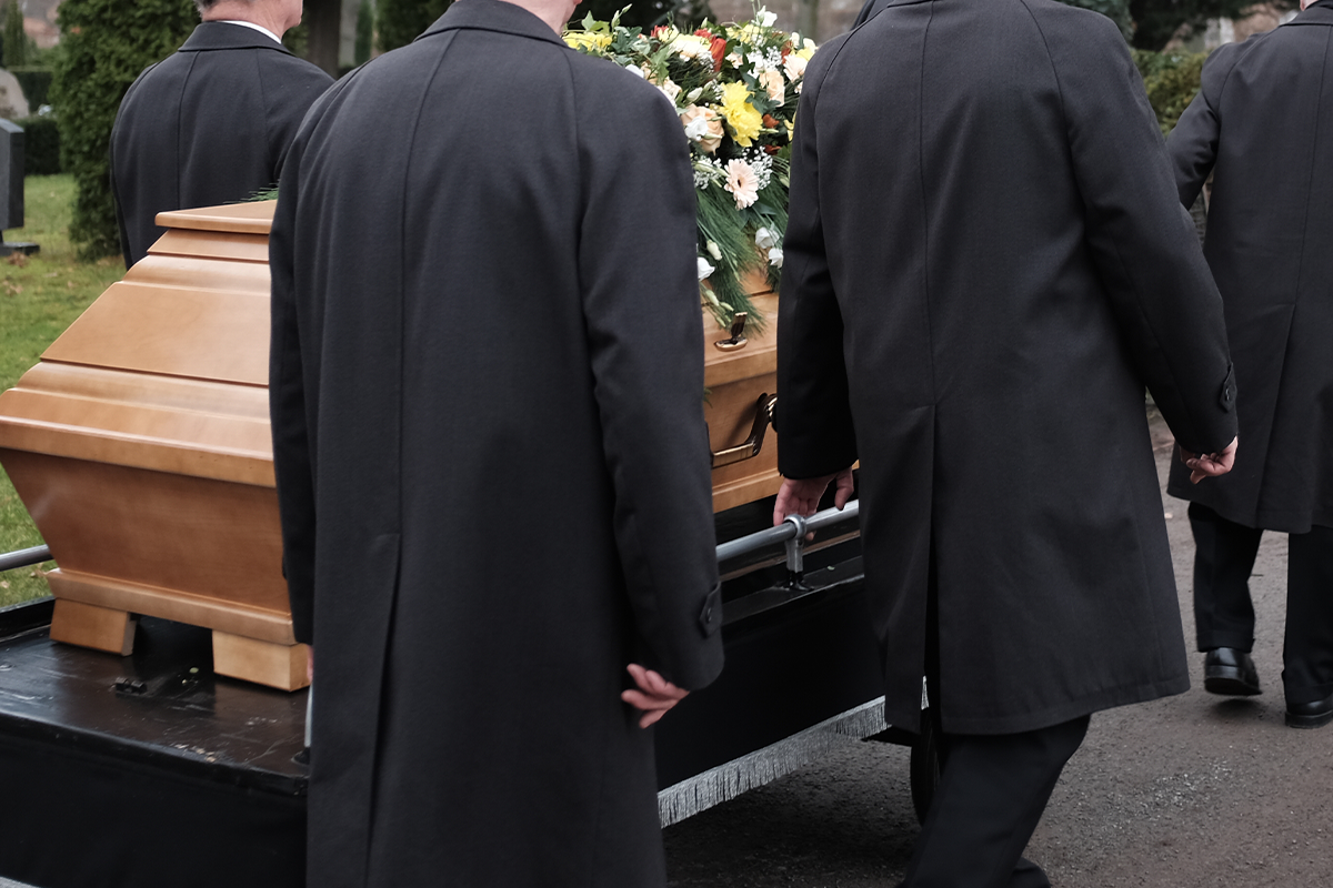 Priatelia usporiadali kamarátovi fingovaný pohreb. Kvôli priateľke s nimi prestal tráviť čas