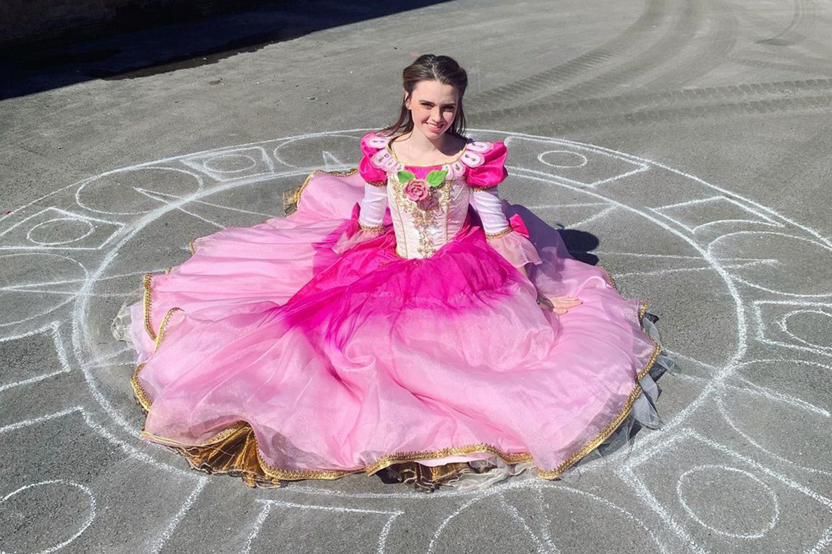 Nadaná študentka začala počas lockdownu vyrábať šaty princezien z kultových disneyoviek