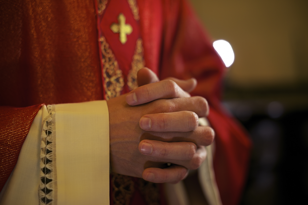 Španielsky biskup rezignoval, pretože sa zamiloval do autorky erotických románov o satanizme