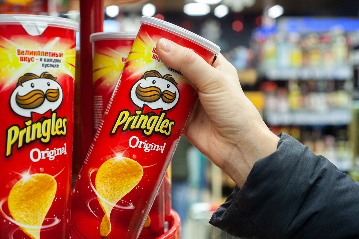 Pringles v novom šate. Známa značka zemiakových lupienkov mení logo po 20 rokoch