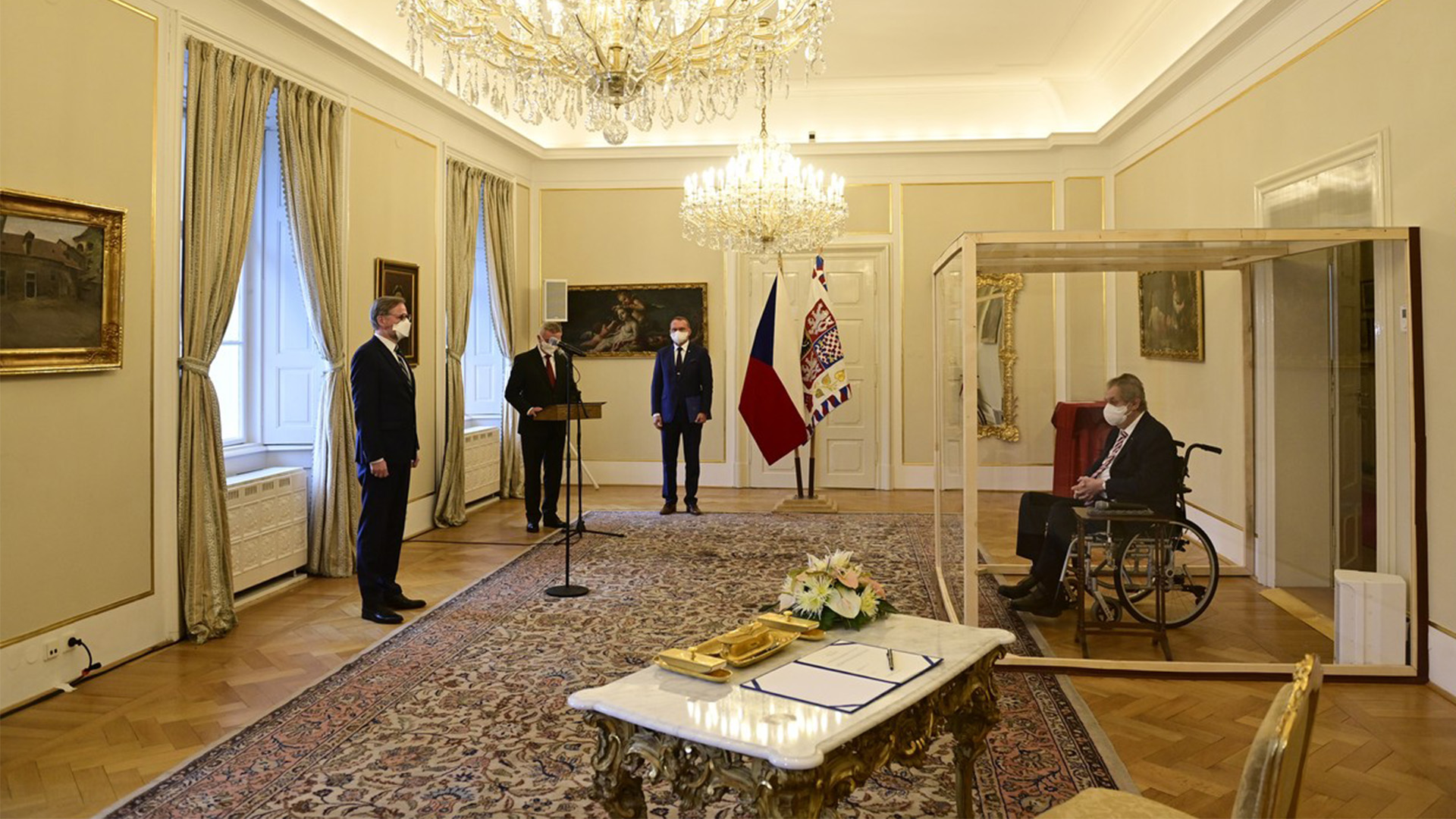Zeman v akvárku. Internet reaguje na bizarný moment z menovania nového českého premiéra