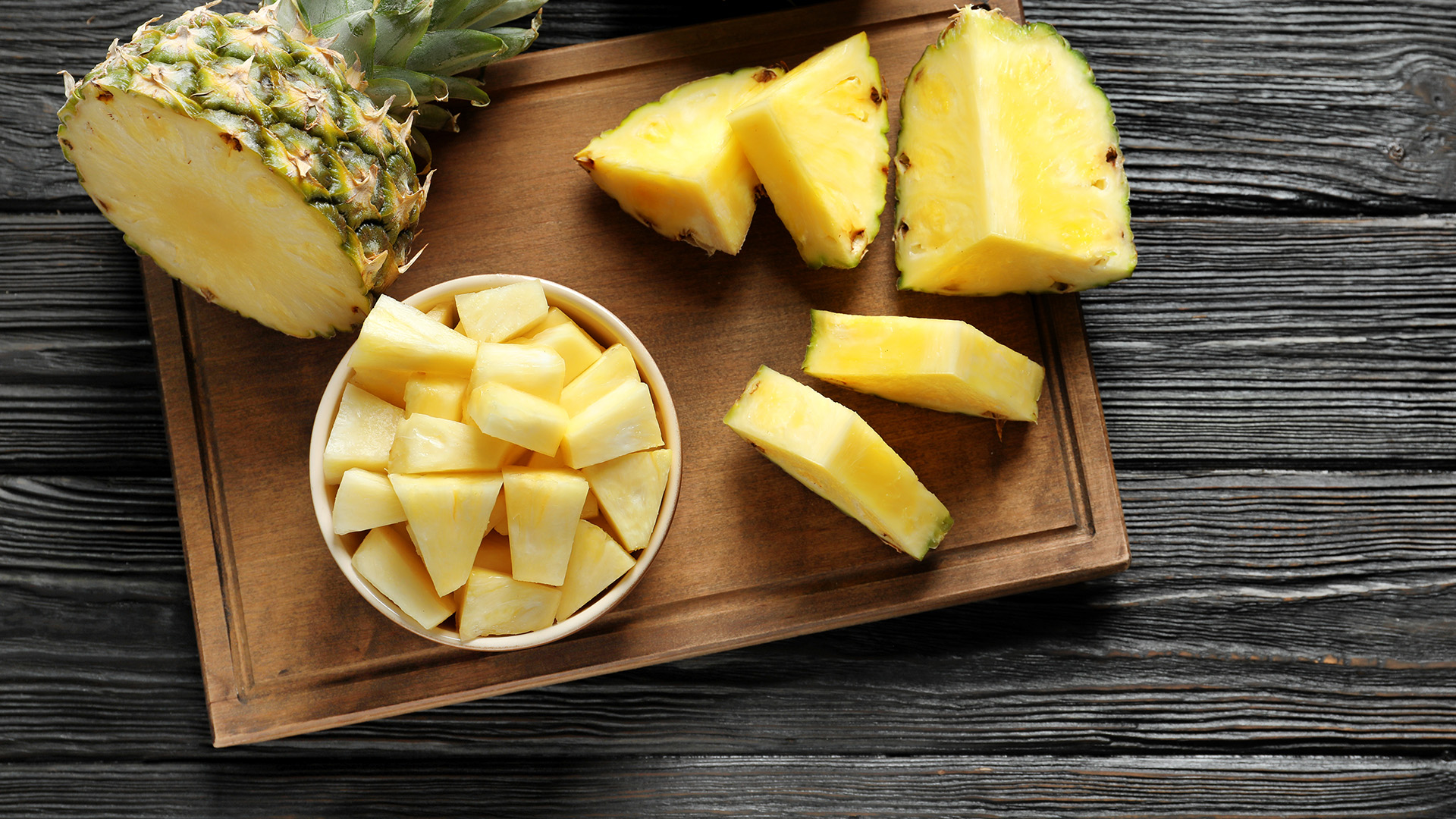 Prečo nás pri jedení ananásu páli jazyk? Lekár na internete prezradil odpoveď