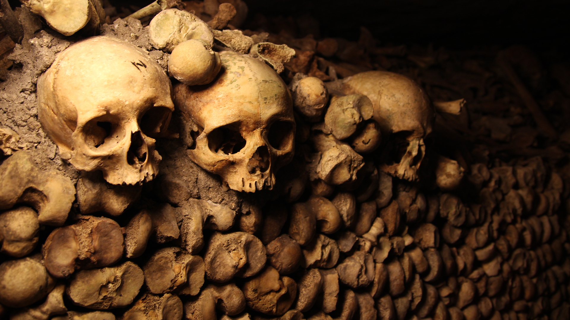 V katakombách pod Parížom sú milióny ľudských ostatkov. Aká história sa s nimi spája?