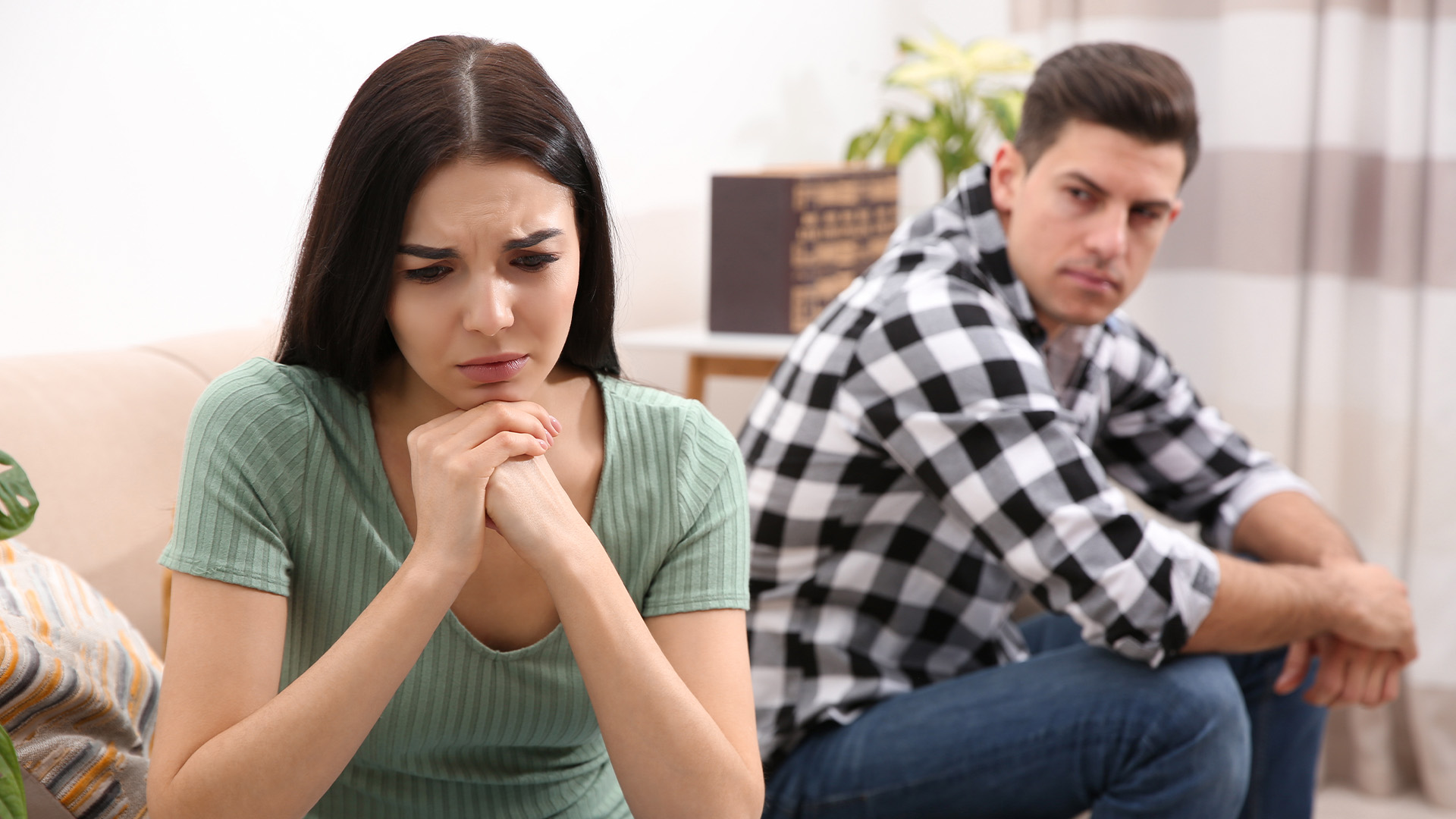 10 častých dôvodov, prečo sa páry hádajú, keď spolu začnú bývať