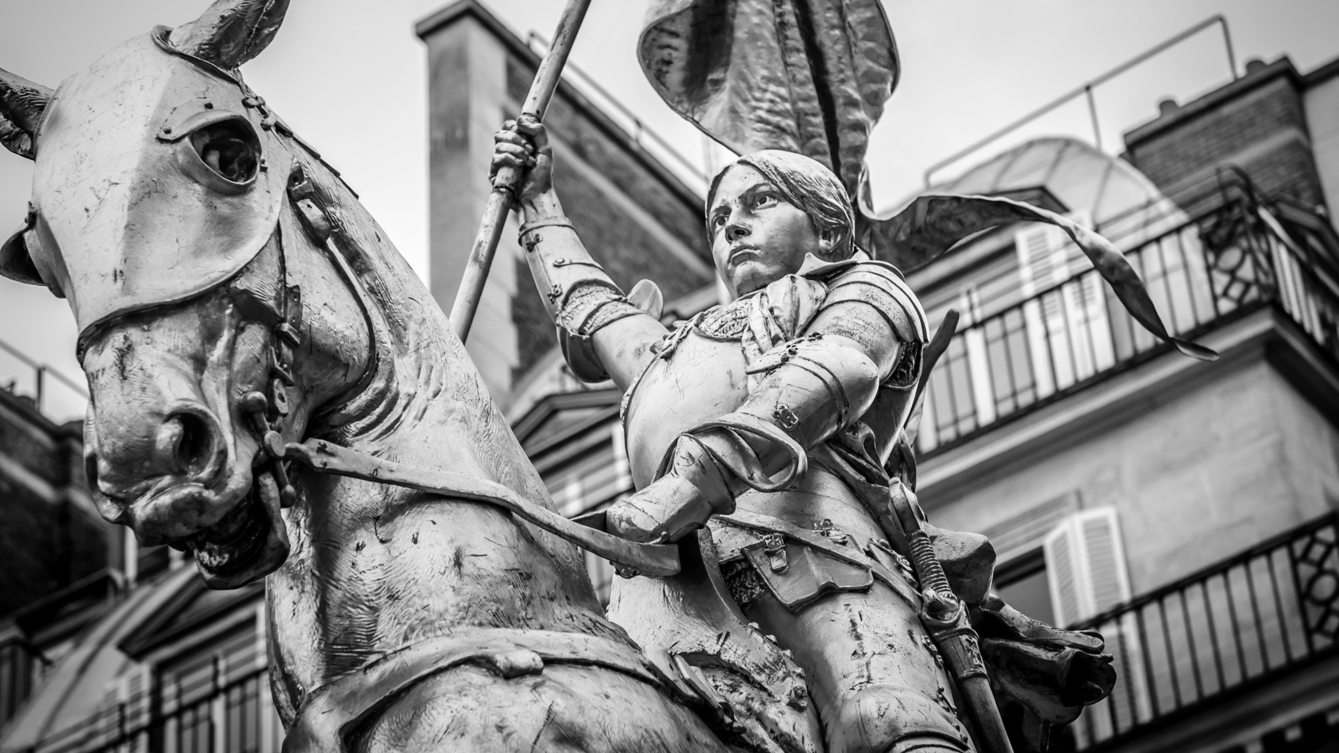 Johanka z Arku verila, že je vyvolená Bohom, aby oslobodila Francúzsko. Vyhrala kľúčové bitky, napokon ale skončila na hranici