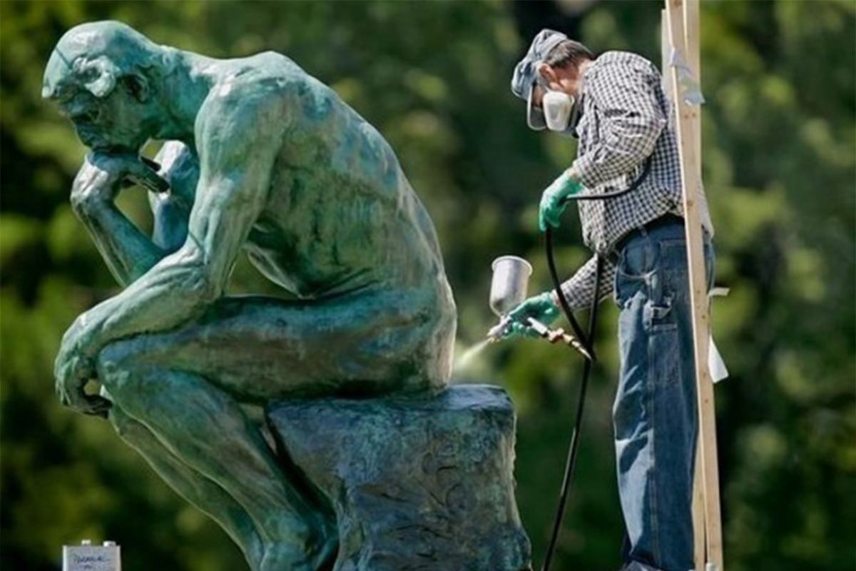 Najsmiešnejšie fotografie ľudí pózujúcich so sochami