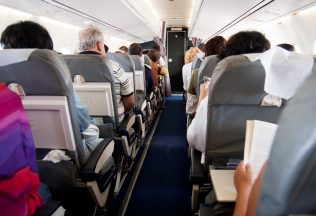 Pasažierom v lietadle predali neexistujúce miesta