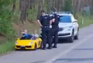 detské elektrické auto česko deti polícia
