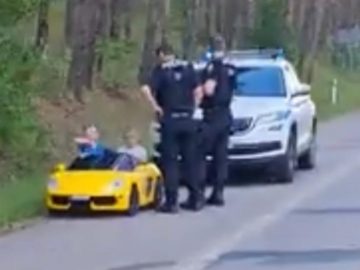 detské elektrické auto česko deti polícia