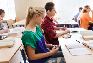 Štát už nebude žiakom zakazovať mobil počas vyučovania
