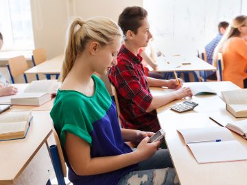 Štát už nebude žiakom zakazovať mobil počas vyučovania