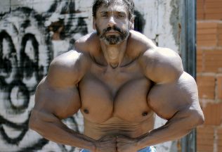 Chce vyzerať ako Hulk! Bodybuilder sa rozhodol skrátiť si cestu pomocou syntholu
