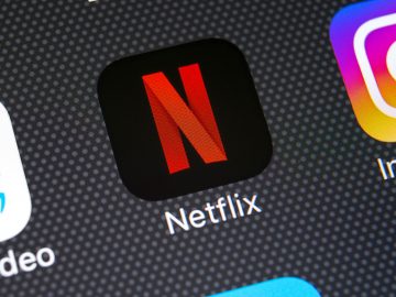 Netflix od augusta začne postihovať ľudí, ktorí zdieľajú účet mimo rodiny. Budú si musieť priplatiť