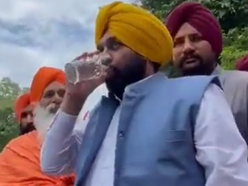 Indický politik chcel dokázať, že znečistená svätá rieka je bezpečná a napil sa z nej