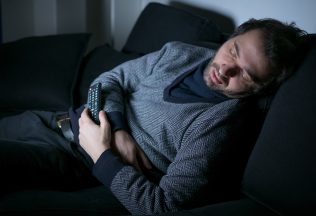 Spánok pred zapnutým televízorom môže spôsobiť smrť