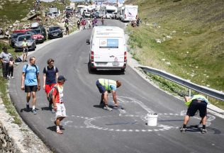 Tour de France má tím špecialistov, ktorí prekresľujú nevhodné kresby pri trati