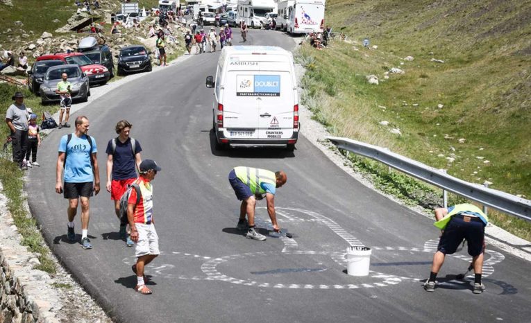Tour de France má tím špecialistov, ktorí prekresľujú nevhodné kresby pri trati