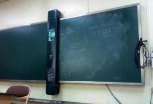 V ázijských školách používajú zariadenia, ktoré zoskenujú a následne zmažú obsah tabule