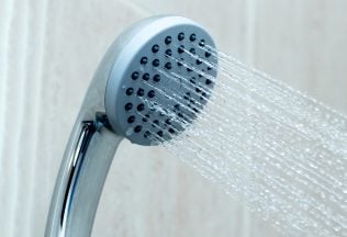 Žena sa sprchuje raz za 10 dní