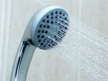 Žena sa sprchuje raz za 10 dní