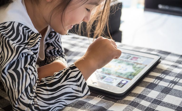 Škola potrestala žiačku, ktorá mala iPad nabitý "len" na 93 percent
