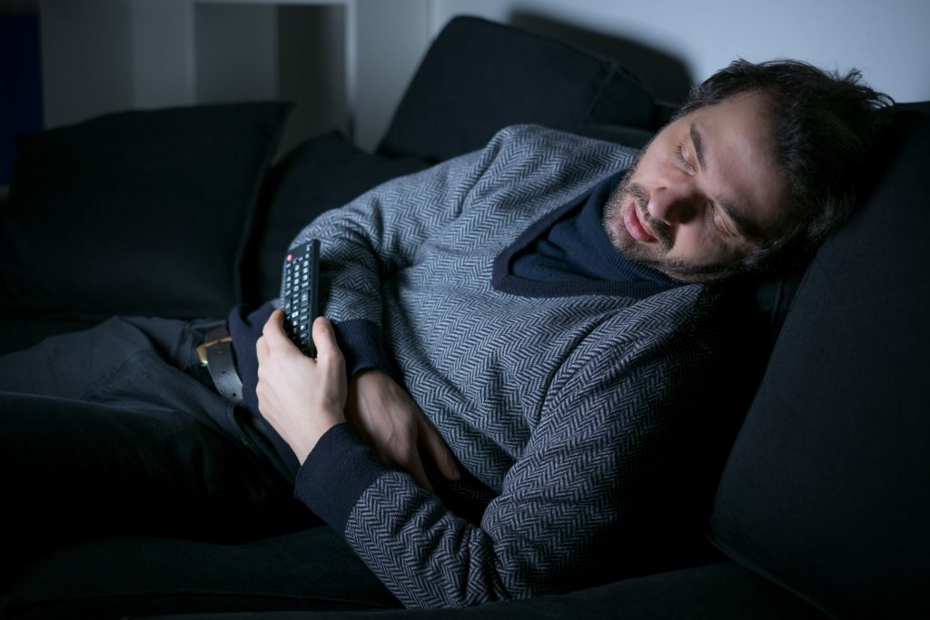Spánok pred zapnutým televízorom môže spôsobiť smrť