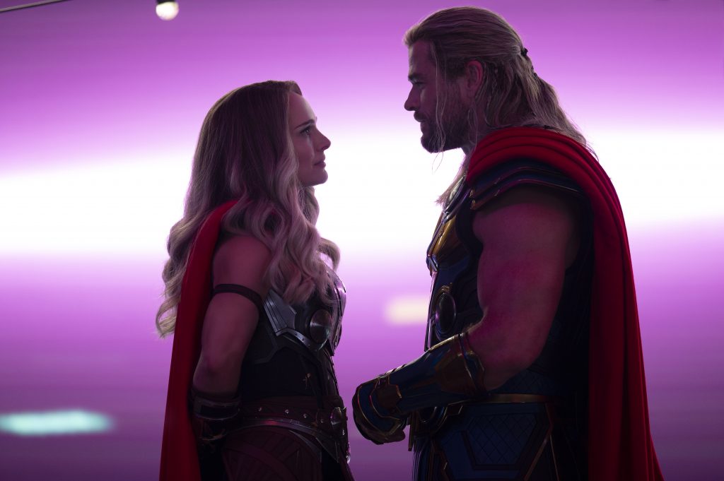 Pred nakrúcaním bozku v Thor: Láska a hrom si Chris Hemsworth nedal žiadne mäso
