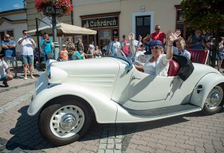 Námestie Banskej Bystrice zaplnili historické automobily, motorky a aj návštevníci