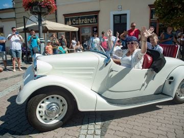 Námestie Banskej Bystrice zaplnili historické automobily, motorky a aj návštevníci