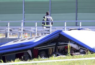 Počet obetí nehody poľského autobusu s pútnikmi v Chorvátsku stúpol na 12