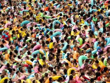 Neuveriteľné zábery z čínskeho akvaparku ukazujú bazén preplnený na prasknutie
