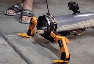 YouTuber vyrobil mechanické nohy pre hady
