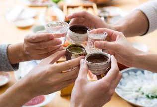 Japonsko chce, aby mladí posilnili ekonomiku pitím alkoholu
