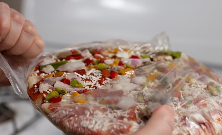 Chlapík sa podelil o šikovný trik na krájanie mrazenej pizze