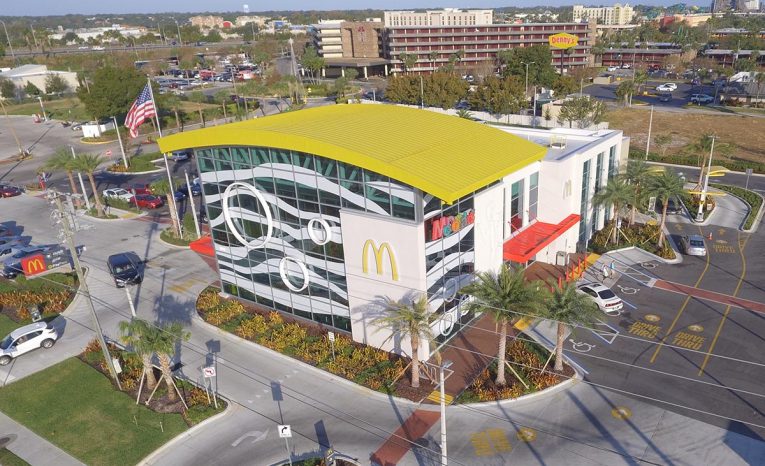Pár sa vybral do najväčšieho McDonaldu na svete