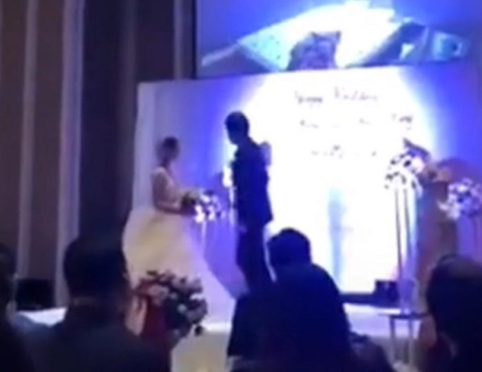 Ženích pustil na svadbe video, na ktorom ho nevesta podvádza s mužom svojej sestry