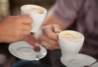 Tri šálky kávy denne podľa vedcov človeku prospievajú